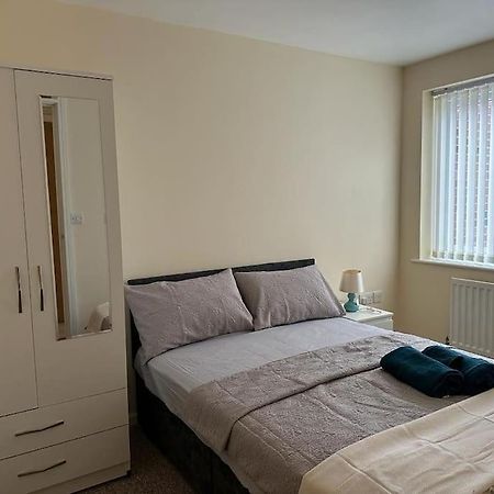 Rooms 7 Minutes From Etihad Manchester Bagian luar foto