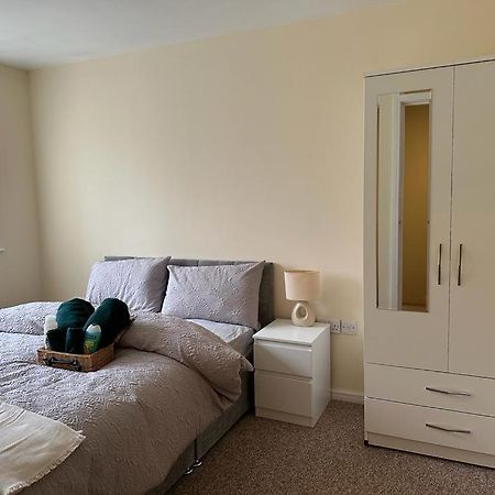 Rooms 7 Minutes From Etihad Manchester Bagian luar foto