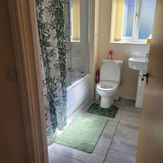 Rooms 7 Minutes From Etihad Manchester Bagian luar foto