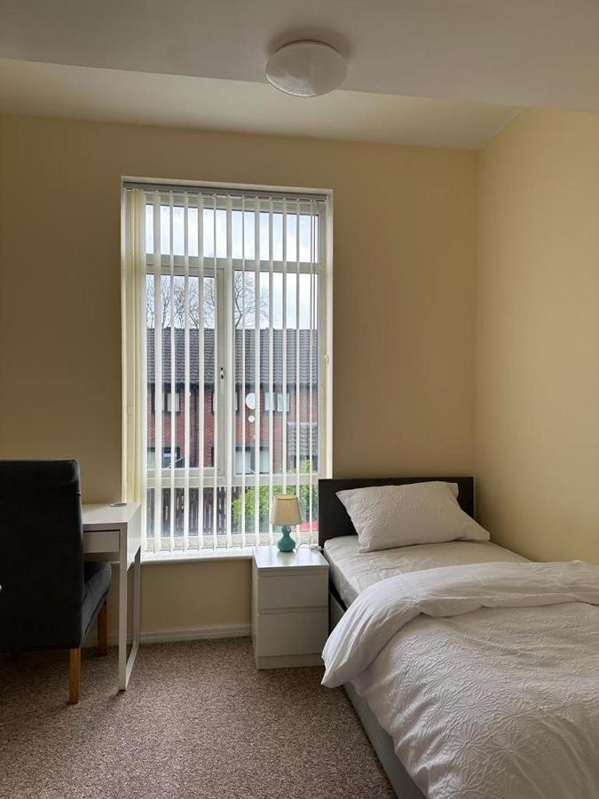 Rooms 7 Minutes From Etihad Manchester Bagian luar foto