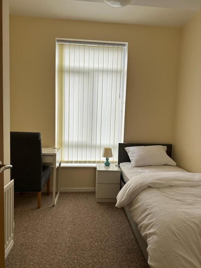 Rooms 7 Minutes From Etihad Manchester Bagian luar foto